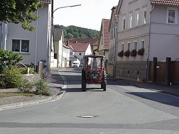 Die Sanierung der Ortsdurchfahrt von Aura nebst Randbereichen und Kanal- und Wasserleitungserneuerung ist nicht so teuer, wie geschätzt - was die Anwohner freuen dürfte.  Foto: Winfried Ehling