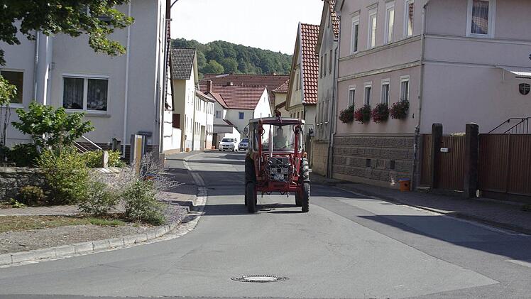 Die Sanierung der Ortsdurchfahrt von Aura nebst Randbereichen und Kanal- und Wasserleitungserneuerung ist nicht so teuer, wie geschätzt - was die Anwohner freuen dürfte.  Foto: Winfried Ehling