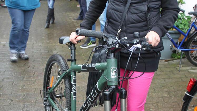 Andrea Rochholz suchte ein Mountainbike für die Tochter und wurde bei der Fahrradbörse fündig. Foto: Sonja Adam