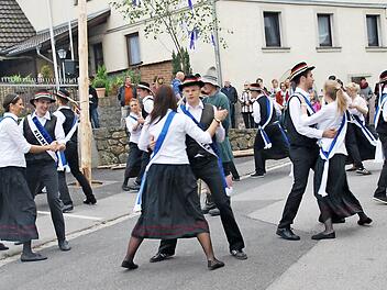 Tanz unterm Kirmesbaum in Burglauer: Die Paare brauchen an den zwei Tagen eine gute Kondition Fotos: Archiv Manfred Mellenthin