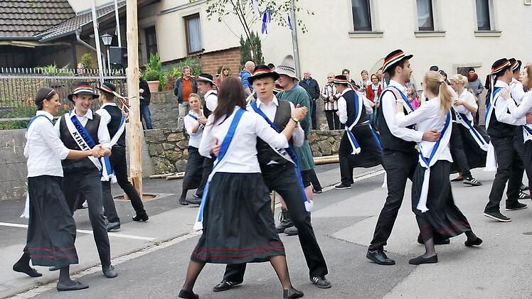 Tanz unterm Kirmesbaum in Burglauer: Die Paare brauchen an den zwei Tagen eine gute Kondition Fotos: Archiv Manfred Mellenthin