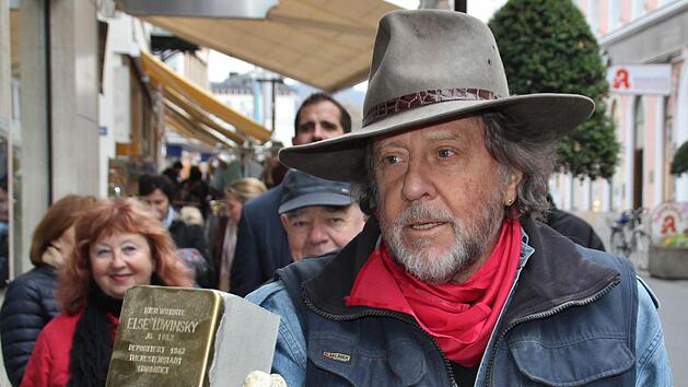 K&uuml;nstler Gunter Demnig mit dem Stolperstein f&uuml;r Else L&ouml;winsky, der in der Unteren Marktstra&szlig;e verlegt wurde. Fotos: Werner Vogel