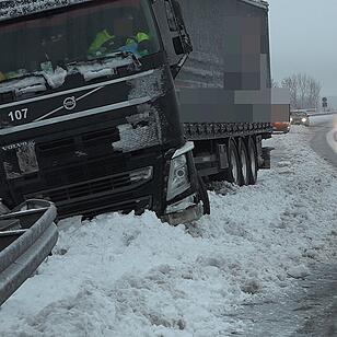 Wintereinbruch in Bayern mit zahlreichen Unfällen
