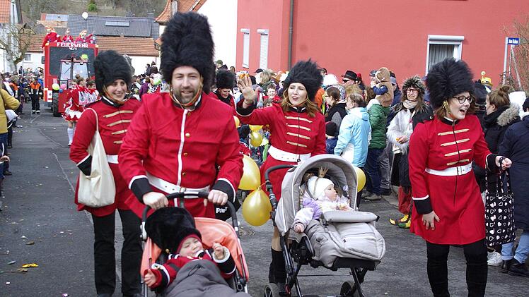 Die "Beefeaters" des Royal Wedding mit Gattinnen und Nachwuchs.  Winfried Ehling