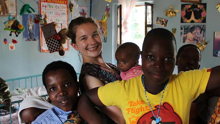 Laura Schutzmeier war ein Jahr in Tansania. Von dieser Zeit und ihren Erlebnissen hat sich am Jack-Steinberger-Gymnasium den Sch&uuml;lern berichtet.  Foto: Selfie Laura Schutzmeier