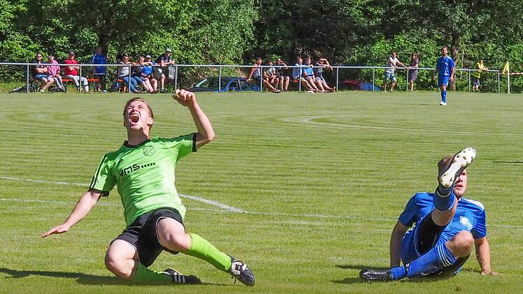 Schmerz lass nach: Unser Bild stammt aus der Relegations-Begegnung des SV Machtilshausen (in grün) gegen die SG Hendungen.Jürgen Schmitt