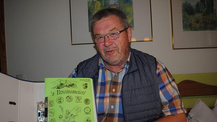 Seinen 70. Geburtstag feiert am Donnerstag, 12. September, Joachim Hartling. In den Händen hält er das Riedenberger Vereinsblatt "'s Vereinsmeieri", dessen Name für ihn Zeit seines Lebens Programm ist, und dessen Begründer er ist. Foto: Evelyn Schneider