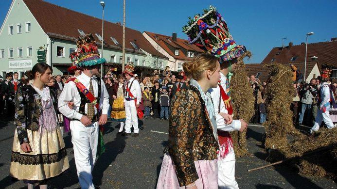 Effeltricher Faselecken ("Fosaleggn"): Am Faschingssonntag geht's richtig bärig zu. Handschuh