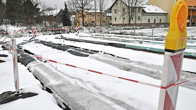 Die Streifenfundamente f&uuml;r die Kindergarten-Containeranlage in Pfarrweisach sind gegossen, die Installationskabel sind gelegt. Noch bis Februar werden sich die Bauarbeiten hinziehen, informierte B&uuml;rgermeister Markus Oppelt bei der &ouml;ffentlichen Sitzung am Dienstagabend.  Foto: Simon Albrecht