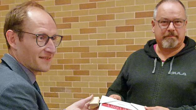 B&uuml;rgermeister Bastian B&uuml;ttner ehrt Matthias H&auml;fner (rechts) f&uuml;r 75-maliges Blutspenden.