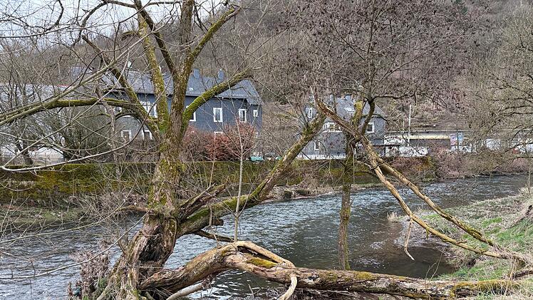 Bub (3) st&uuml;rzt bei Kita-Ausflug in Fluss - in Klinik gestorben