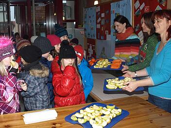 Groß war die Freude bei den Grundschülern: In der Unterrichtspause bekamen sie kostenlos frisches Obst und Gemüse, das ihnen von Doris Beutert, Claudia Rieger und Susanne Blaßdörfer (rechts) serviert wurde. Foto: Geiger