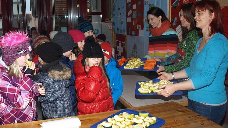 Groß war die Freude bei den Grundschülern: In der Unterrichtspause bekamen sie kostenlos frisches Obst und Gemüse, das ihnen von Doris Beutert, Claudia Rieger und Susanne Blaßdörfer (rechts) serviert wurde. Foto: Geiger