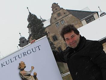 Uwe Franke vor seinem Arbeitsplatz Schloss Wernstein. Der 54-Jährige ist Ortskurator für Kulmbach und Oberfranken der Deutschen Stiftung Denkmalschutz. Die zeigt in einer Ausstellung auf der Plassenburg Beispiele vorbildlicher Sanierungen (Auftakt am 20. März,19 Uhr). Foto: Nützel