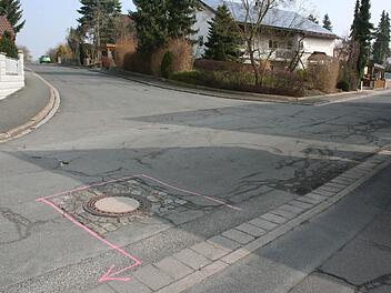 An der Einmündung der Goethestraße in die Schulstraße sind die Schäden besonders auffällig. Foto: Evi Seeger