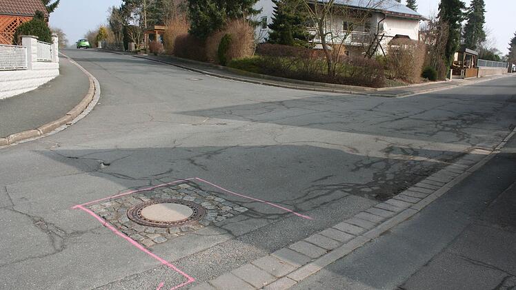 An der Einmündung der Goethestraße in die Schulstraße sind die Schäden besonders auffällig. Foto: Evi Seeger