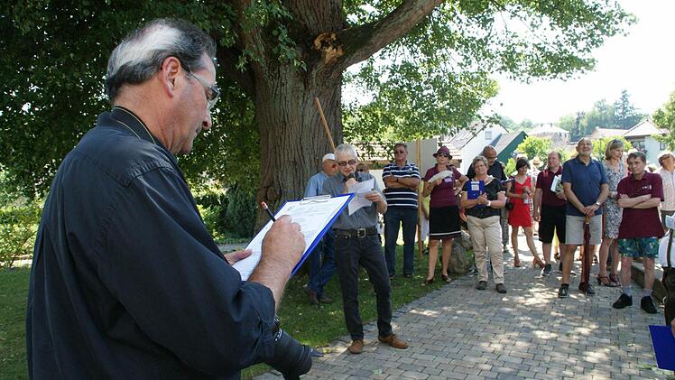 Genau nach Punktwerten arbeitet die Jury, die am Montag entscheidet, welche vier Dörfer Goldmedaillen erhalten. Hier im Bidl der Architekt Jakob Oberpriller, der die Entwicklungskonzepte und wirtschaftlichen Initiativen beurteilte. Foto: Sabine Weinbeer