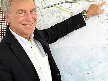Jürgen Woll mit einem seiner Hauptprojekte, der Ortsumgehung von Zeyern. Foto: Lisa Kieslinger