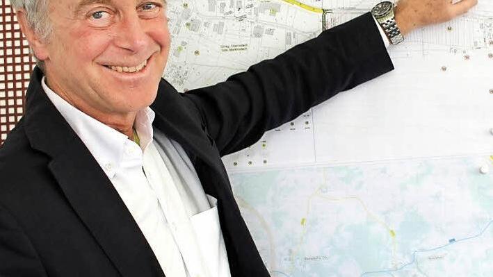 Jürgen Woll mit einem seiner Hauptprojekte, der Ortsumgehung von Zeyern. Foto: Lisa Kieslinger