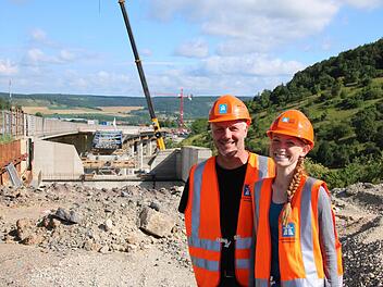 Daniela Rohracker und Mario Urschlechter von der Autobahndirektion Nordbayern am Widerlager Würzburg mit Blick auf die neue Brücke rechts und die alte links. Foto: Ralf Ruppert