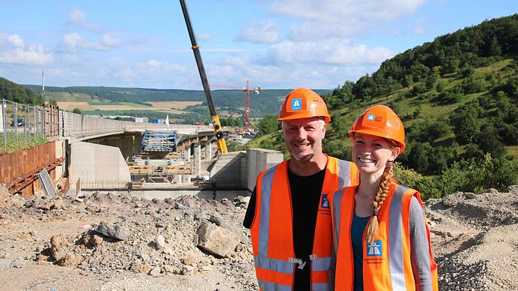 Daniela Rohracker und Mario Urschlechter von der Autobahndirektion Nordbayern am Widerlager Würzburg mit Blick auf die neue Brücke rechts und die alte links. Foto: Ralf Ruppert