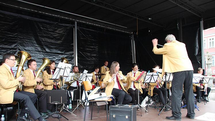 Die Stadtkapelle spielt - egal ob bei Sonnenschein oder im Regen. Foto: Oliver Schmidt