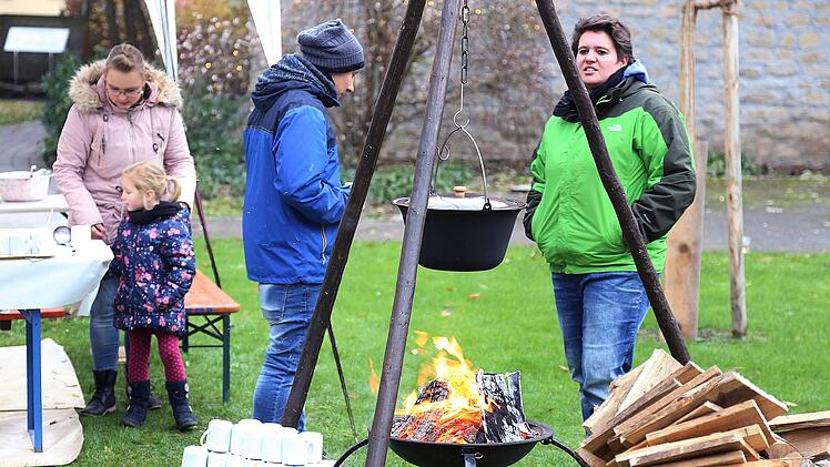 Essen und warme Getränke gab es am Sonntag im Innenhof des Julius-Spitals, und aufwärmen konnten die Besucher sich am offenen Feuer, über dem der Topf mit dem Glühwein hing. Foto: Dieter Britz