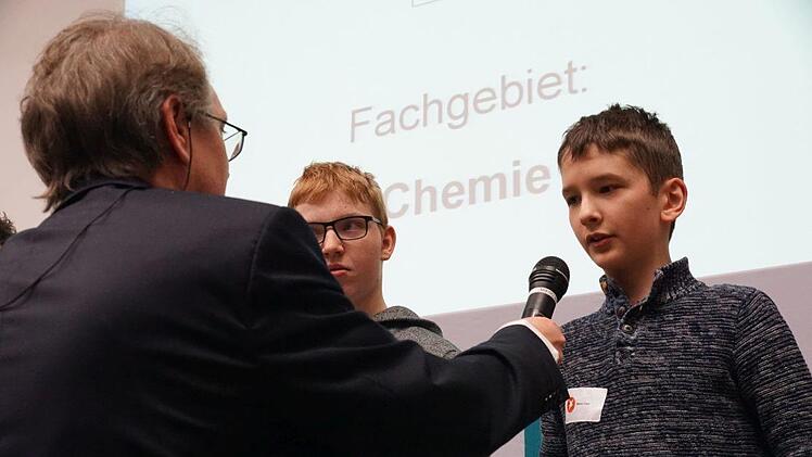 Michael A. M&uuml;ller, Patenbeauftragter von "Jugend forscht" und Moderator der Preisverleihung, befragte Maxim Vogel, wie er und Gabriel Poesdorf Tinte nat&uuml;rlich hergestellt haben.Pascale Ferry