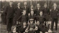 Fußballer des TSV Reiterswiesen am ehemaligen Sportplatz Schemmel. Das Bild ist auf jeden Fall vor 1939 entstanden. Ganz links Ehrenvorsitzender Felix Greubel. Das Foto stammt aus der Festschrift 100 Jahre TSV Reiterswiesen. Repro: Werner Vogel