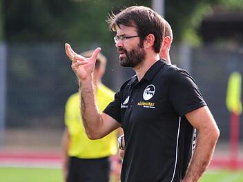 Ein paar Zentimeter haben dem FC Coburg um Trainer Lars Scheler im bisherigen Saisonverlauf häufig gefehlt. Nun scheint der Knoten nach dem 4:2-Sieg gegen den FC Herzogenaurach geplatzt.  Foto: Hagen Lehmann