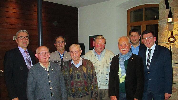 Die silberne Verbandsehrennadel für 40 Jahre Treue überreichte Vizeverbands-Vorsitzender Andreas  Oehm (links) an Georg Stein, Rudi Schellenberger, Erwin Herrlein, Burkard Merz und Werner Schottdorf. Bürgermeister Armin Warmuth und Vereinsvorsitzender Stefan Ruppert (von rechts) gratulierten. Winfried Ehling
