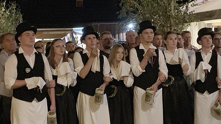 Die Platzpaare sorgten mit ihrem Schluchzen dafür, dass allen Gästen der Abschied von der Kerwa schwerfiel. Foto: Sonny Adam