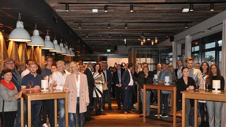 Die Ehreng&auml;ste aus Lokalpolitik, der Forchheimer Gesch&auml;ftswelt und am Bau beteiligter Firmen lauschten den Worten.  Foto: Leo H&uuml;hnlein