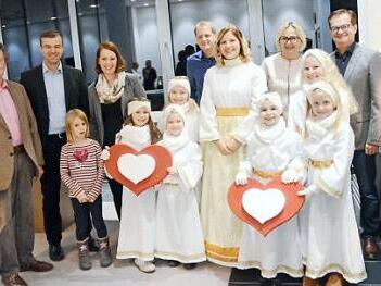Im Beisein von Christkind Melissa und den Engeln wurde die Spende an "1000 Herzen für Kronach" übergeben. Hinten von links Gerhard Burkert- Mazur, Dritter Bürgermeister Markus Wich, die Gesellschafter Christina Härtlein, Martin Rebhan und Gertrud Ebert sowie Karl-Herbert Ebert (Technischer Leiter).  Foto: K.- H. Hofmann