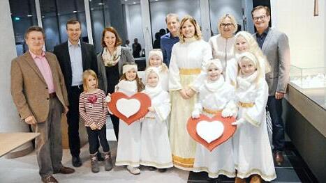 Im Beisein von Christkind Melissa und den Engeln wurde die Spende an "1000 Herzen für Kronach" übergeben. Hinten von links Gerhard Burkert- Mazur, Dritter Bürgermeister Markus Wich, die Gesellschafter Christina Härtlein, Martin Rebhan und Gertrud Ebert sowie Karl-Herbert Ebert (Technischer Leiter).  Foto: K.- H. Hofmann