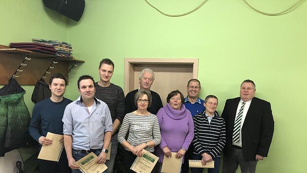 F&uuml;r ihre 25-j&auml;hrige Mitgliedschaft wurden geehrt (von links): Stefan Brand, Jan Sciarotta, Thomas M&uuml;ller, Christel Braun,                                        Ansgar S&ouml;der, Manuela S&ouml;der, Hannes Weigand und  Helga Weigand. Rechts  Vorsitzender Jochen Straub. Hilmar Ruppert