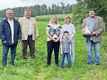 65. Geburtstag feierte der Zweite Bürgermeister des Marktes Pressig, Wolfgang Förtsch; im Bild (von links) Ex-Bürgermeister Hans Pietz, Hans Michel, Reinhold Heinlein, Tochter Heike mit Enkel Jannis und Ehefrau Johanna, Wolfgang Förtsch und Bürgermeister Stefan Heinlein