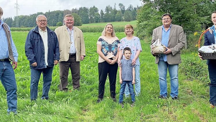 65. Geburtstag feierte der Zweite Bürgermeister des Marktes Pressig, Wolfgang Förtsch; im Bild (von links) Ex-Bürgermeister Hans Pietz, Hans Michel, Reinhold Heinlein, Tochter Heike mit Enkel Jannis und Ehefrau Johanna, Wolfgang Förtsch und Bürgermeister Stefan Heinlein