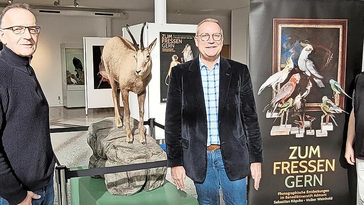 Volker Weinhold, Museumsleiter Carsten Ritzau und Sebastian Köpcke (von links) lenken den Blick der Besucherinnen und Besucher des Naturkunde-Museums Coburg in Richtung Steiermark.