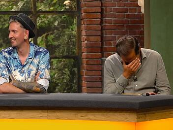 Julian Schmitz-Avila zog am Schmuck und meinte: "Das ist auch f&uuml;r Ziehharmonika." N&uuml;dling griff laut ein: "Nein, nicht dran ziehen!" Schmitz-Avila erkannte, dass sein schlechter Scherz unangebracht war und sch&uuml;ttelte den Kopf &uuml;ber sich selbst.