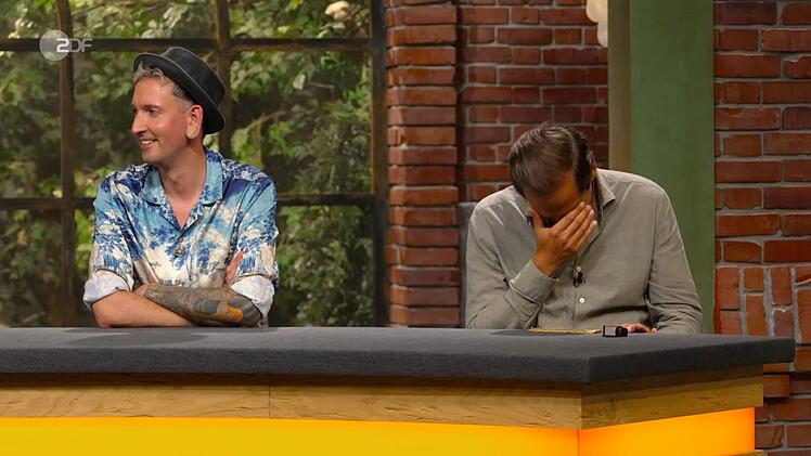 Julian Schmitz-Avila zog am Schmuck und meinte: "Das ist auch f&uuml;r Ziehharmonika." N&uuml;dling griff laut ein: "Nein, nicht dran ziehen!" Schmitz-Avila erkannte, dass sein schlechter Scherz unangebracht war und sch&uuml;ttelte den Kopf &uuml;ber sich selbst.