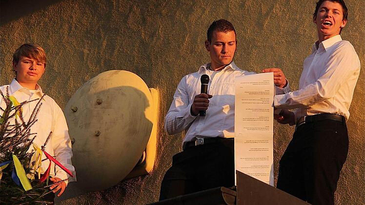 Die Kirmessprüche verlas Sebastian Fella (Mitte). Ihm zur Seite standen Maurice Vogler (links) und Christoph Hoos.