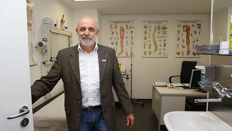 Der Nächste bitte: Der Arzt und Aufsichtsratsvorsitzende der UGeF (Unternehmung Gesundheit Franken), Joachim Mörsdorf, gewährt schon einmal einen Blick in die neue Bereitschaftspraxis in der Notfallambulanz des Klinikums Forchheim. Fotos: Barbara Herbst