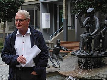 Klaus-Peter Gäbelein begann seine Führung am Schusterbrunnen. Fotos: Andreas Brandl