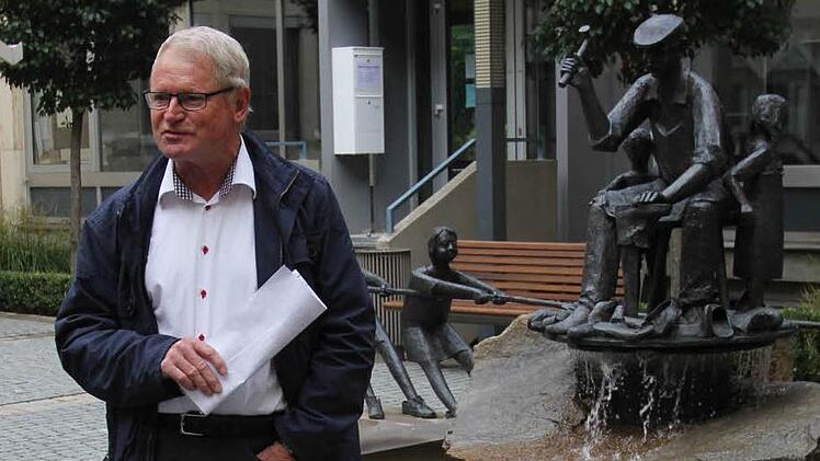 Klaus-Peter Gäbelein begann seine Führung am Schusterbrunnen. Fotos: Andreas Brandl