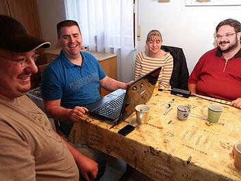 Immer am Lachen (von links): Die Administratoren der Facebook-Gruppe - Tobias Erk, Jochen Bohri, Anita Höhn und Georg Pelzer; nicht im Bild ist Matthias Göller. Fotos: Barbara Herbst