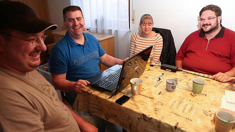 Immer am Lachen (von links): Die Administratoren der Facebook-Gruppe - Tobias Erk, Jochen Bohri, Anita Höhn und Georg Pelzer; nicht im Bild ist Matthias Göller. Fotos: Barbara Herbst