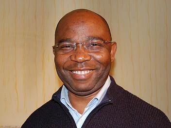 Sein Lächeln nimmt jeden gleich gefangen: Kaplan Sylvester Ajunwa (44)  Foto: Sigismund von Dobschütz