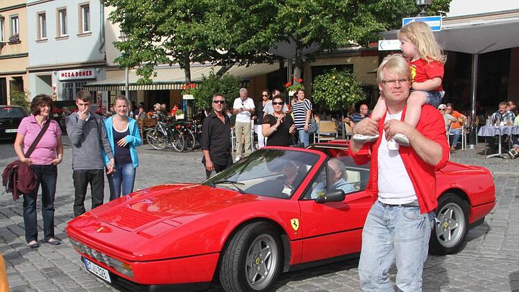 Echte Ferrarifans fahren rot - und tragen rot.