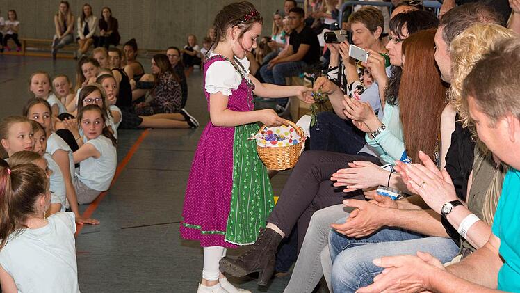 TV Burgkunstadt "Sternenkinder": "Heidi" verteilte kleine Geschenke im Publikum.